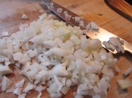 дрібно рубаємо цибулю