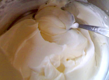 викладаємо кексову суміш у форму