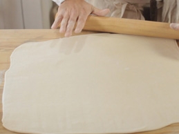 розкачуємо дріжджове листкове тісто