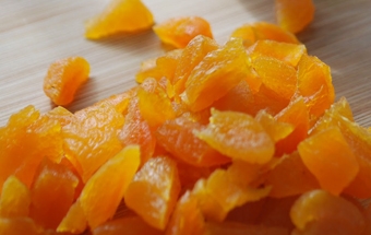 нарізаємо курагу на шматочки