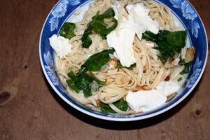 Паста з зеленими овочами і сиром буррата