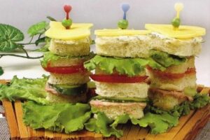 Вежа з сендвічів