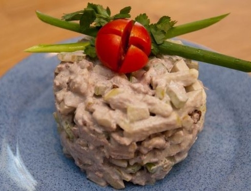 прикрашаємо салат зеленню і помідори