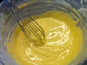 збиваємо компоненти, поступово додаючи борошно