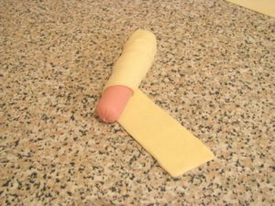 Загортаємо сосиску