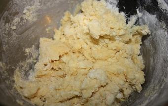 перемішуємо вершкове масло з сметаною, цукром і цедрою