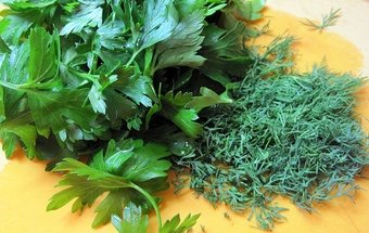 дрібно рубаємо зелень