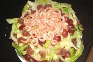 Салат з виноградом, креветками і сиром