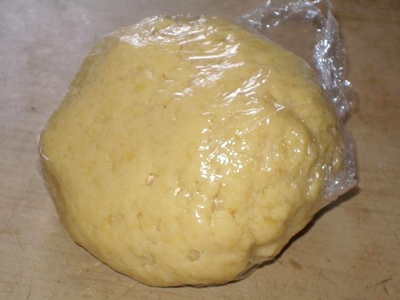 загортаємо тісто в плівку