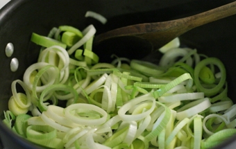 смажимо цибулю-порей з коренем селери