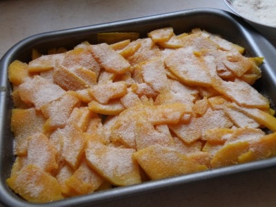 перекладаємо гарбуз у форму і посипаємо сухарями