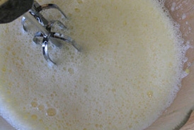 збиваємо яйця з цукром і згущеним молоком