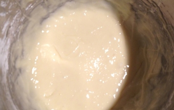 збиваємо яєчно-цукрову суміш зі сметаною