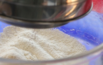 просіваємо борошно