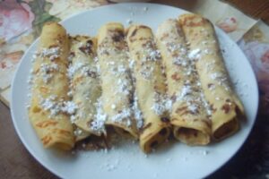 Млинці з яблучною начинкою