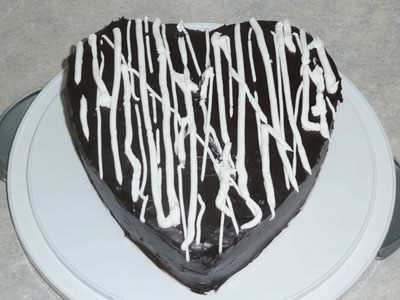 торт на столі