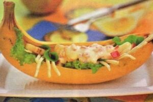 Салат "Нефертіті" в банановій шкірці