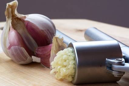 подрібнюємо часник