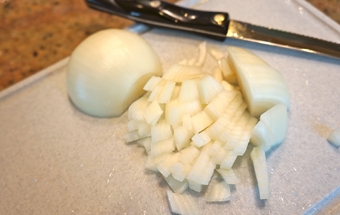 дрібно рубаємо цибулю