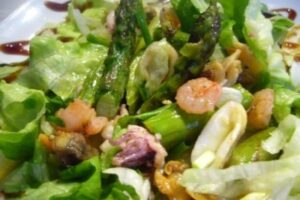 Теплий салат зі спаржею і морським коктейлем