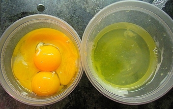 відокремлюємо жовток від білка