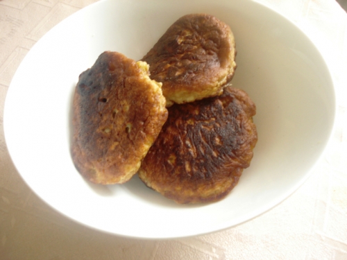 викладаємо оладки в тарілку