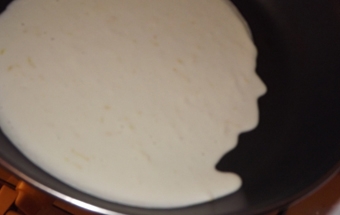 виливаємо тісто в сковороду