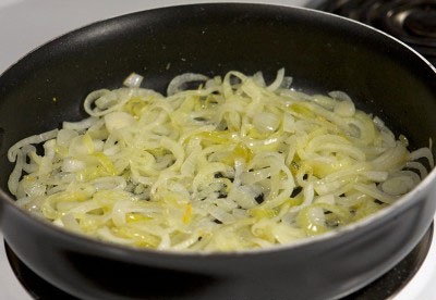 лук у сковороді