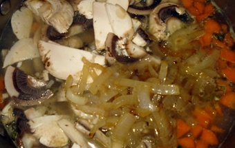 додаємо в каструлю печериці і смажену цибулю