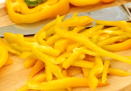 Нарізаємо шматочками перець