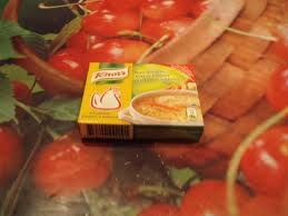 беремо бульйонний кубик
