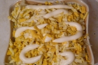 викладаємо яйця і потім сир