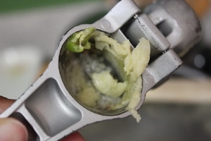 подрібнюємо часник