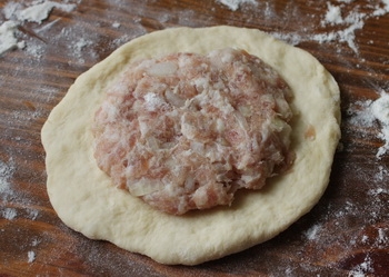 у центр коржі ставимо начинку