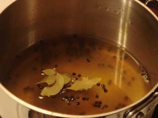 розсіл з лавровими листками і перцем