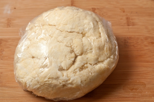 загорнути тісто плівкою