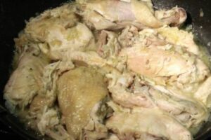 Курка з волоськими горіхами