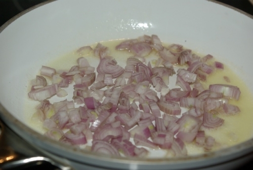 цибулю на сковороді