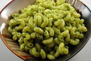 Паста з соусом з базиліка