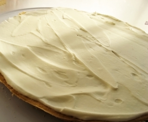 перший корж змащуємо кремом