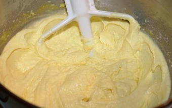 збиваємо сирну суміш і яєчно-цукрову