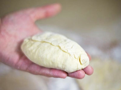 пиріжок в руці