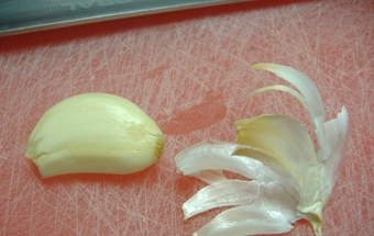 видаляємо з лушпиння часнику