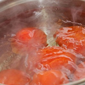 помідори в окропі