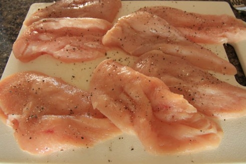 посипаємо курку сіллю і чорним перцем 