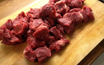 яловичину нарізаємо на шматочки