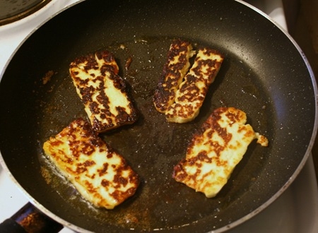 халлумі на сковороді