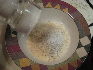 додаємо в борошно сіль і перець