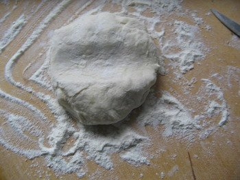 Розкачуємо тісто для приготування випічки