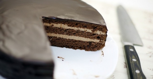 Подаємо готовий шоколадний торт